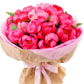 Букет из 23 пионов в крафте